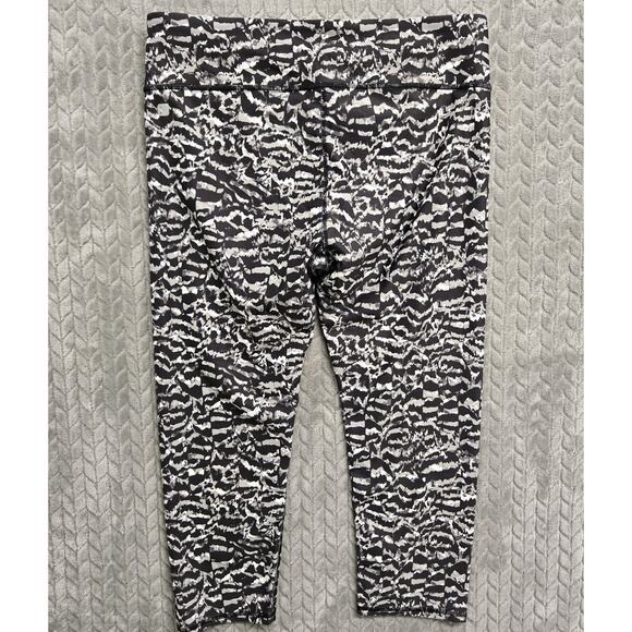 Fabletics Caspia Define PowerHold Mid-Rise Capri Size Large Static Camo - Picture 7 of 8